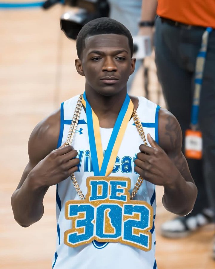 Nick wearing a DE 302 chain on the court